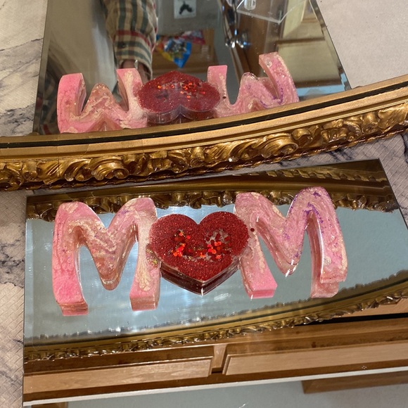 “MOM”Standing Epoxy Phrase! Beautiful! Premium Grade Materials & Glass Glitter❤️ - Picture 3 of 13